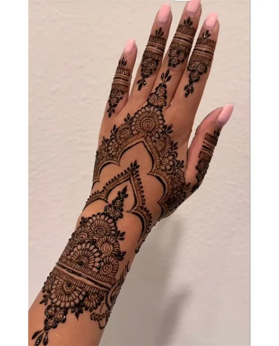 Majestic Swirl Back Hand Mehndi Design Theme